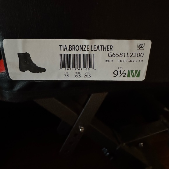 Naturalizer Tia water repellent bronze boots
Wide width
NIB - Picture 2 of 9